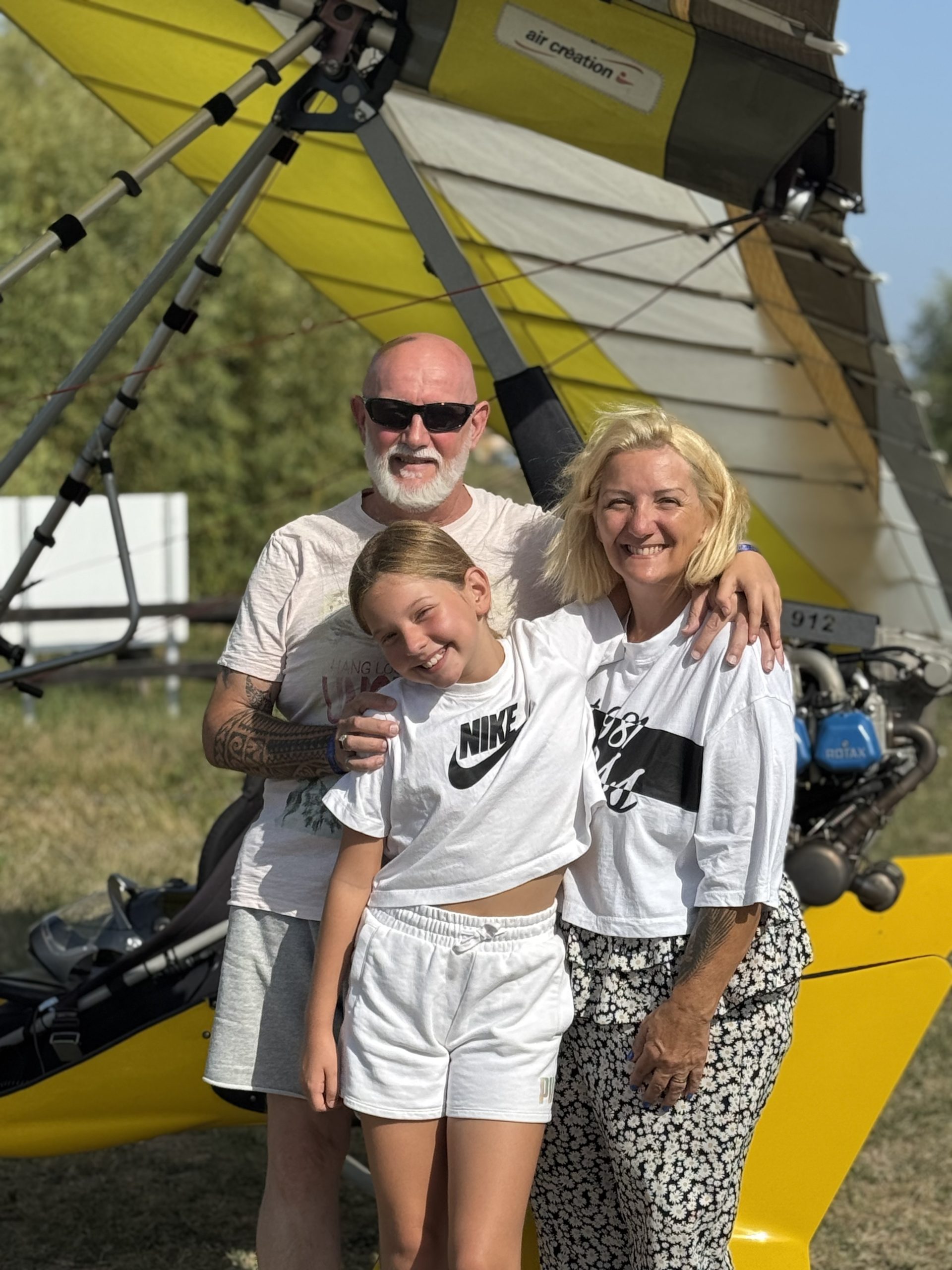 En famille autour de l'ULM, en été